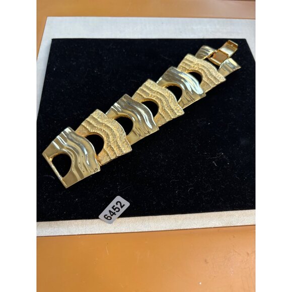 Vintage Gold-Toned Wide Textured Link Bracelet With Wave Design - Picture 2 of 15